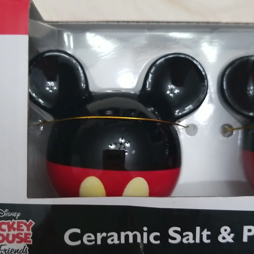 Disney Mickey and Minnie mouse salt and pepper shakers - Picture 4 of 5